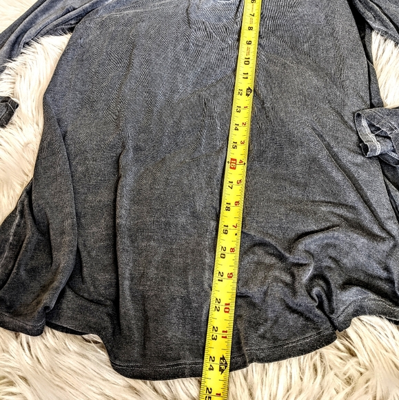 ❤️ 3/$25 Boho Edgy Weaved V Neck Top - Picture 4 of 8